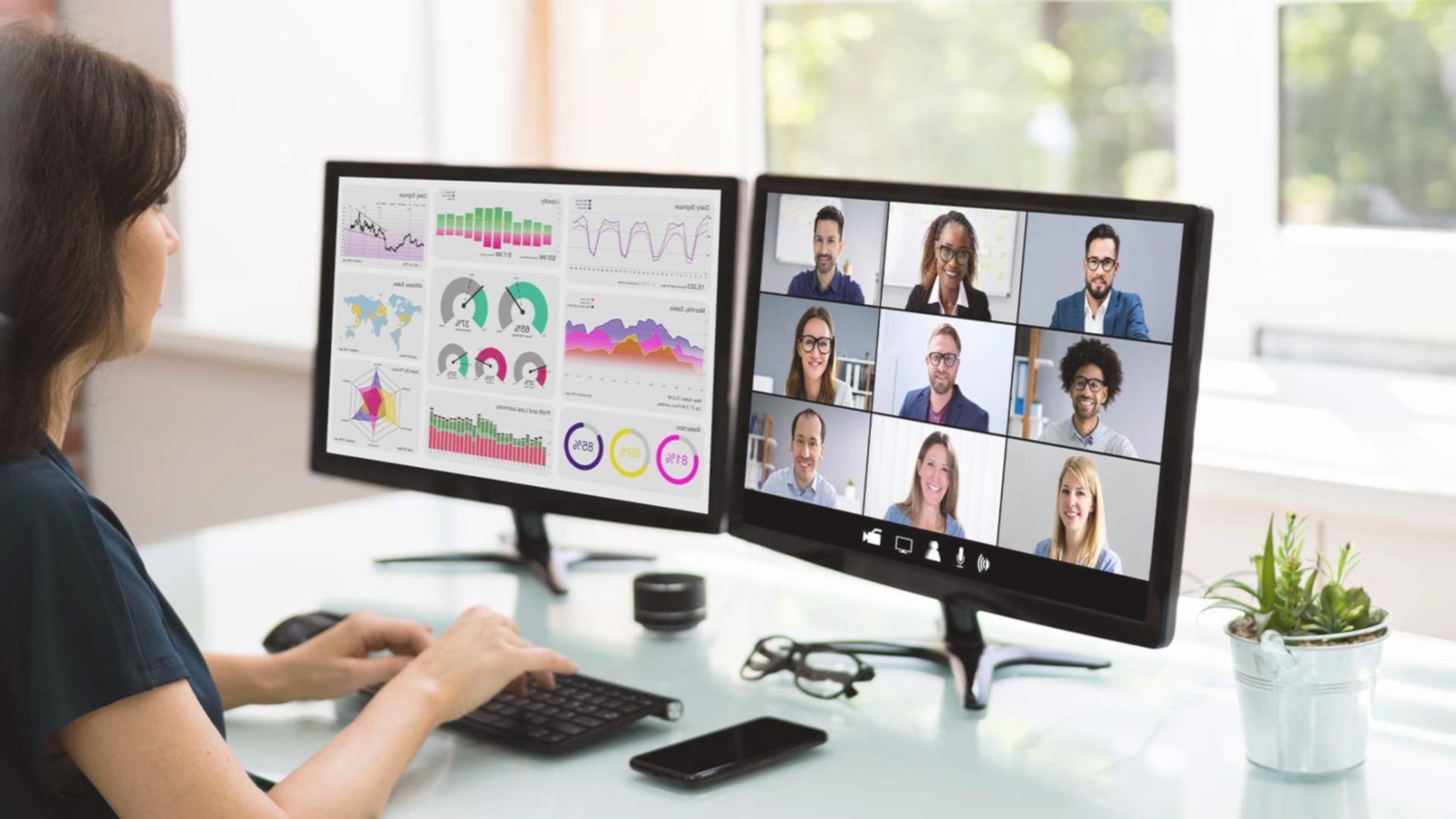 Análisis de datos financieros en pantalla durante una sesión formativa